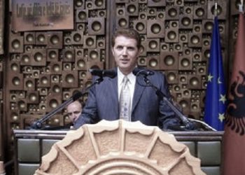 “I had no money to buy Kadare ” The Great Winter ‘and I secretly tore the mattress, I took it there…” /The rare testimony of the poet who escaped in the ’90s in the USA, after publishing’ Horses’ in ‘Drita’