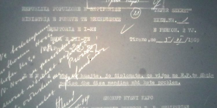 “Turistët e huaj që vijnë tek ne, thonë se shqiptarët na shohin si kafshë të egra dhe…”/ Raporti ‘Tepër sekret’ i Drejtorit të Sigurimit në ’69-ën për Hysni Kapon