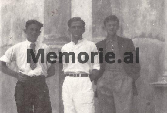 Letra për Enverin: “Nëse asht e mundun, kam nevoj të flas personalisht me ju për…” / Zbulohen dokumentet e panjohura për “spiunin” e filmit “Vendimi”, që akuzohej se tregoi Qemal Stafën