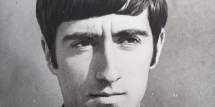 “Nuk kisha lekë të blija ‘Dimrin e madh’ të Kadaresë dhe fshehurazi grisa dyshekun, e mora aty…”/ Dëshmia e rrallë e poetit që u arratis në ’90-ën në SHBA-ve, pasi botoi ‘Kuajt’ te ‘Drita’