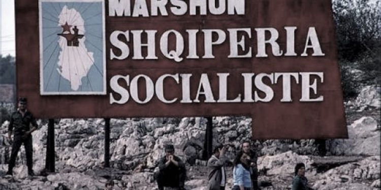 “Turistët e huaj që vijnë tek ne, thonë se shqiptarët na shohin si kafshë të egra dhe…”/ Raporti ‘Tepër sekret’ i Drejtorit të Sigurimit në ’69-ën për Hysni Kapon