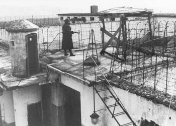 The secret order is revealed: “To be supplied with gas bombs, gas masks and yellow clothes for the convicts and for the soldiers…” / Hekuran Isai’s instructions after the Qaf-Bari Revolt in ’84