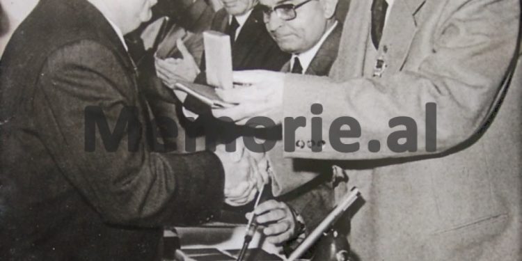 Relacioni sekret për Enverin: “Kë të simpatizoj rinia, Agllaia Zoton, që lahet tërë ditën në det dhe pastaj…”?!/ Zbulohen letrat e Adil Çarçanit, për “shthurjen” e rinisë komuniste të Durrësit
