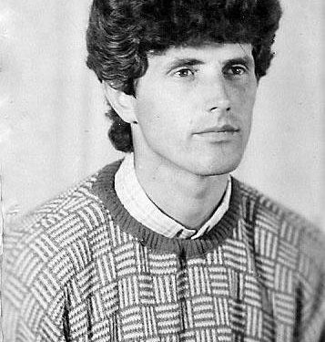 “Nuk kisha lekë të blija ‘Dimrin e madh’ të Kadaresë dhe fshehurazi grisa dyshekun, e mora aty…”/ Dëshmia e rrallë e poetit që u arratis në ’90-ën në SHBA-ve, pasi botoi ‘Kuajt’ te ‘Drita’