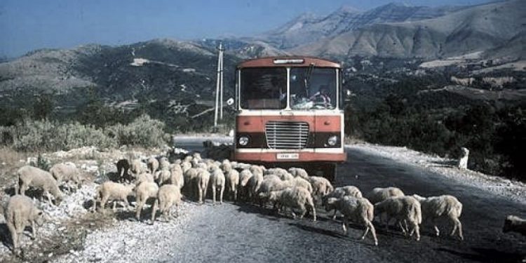 “Turistët e huaj që vijnë tek ne, thonë se shqiptarët na shohin si kafshë të egra dhe…”/ Raporti ‘Tepër sekret’ i Drejtorit të Sigurimit në ’69-ën për Hysni Kapon