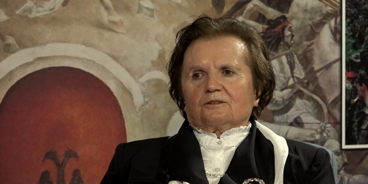 “Kur Lasgushi hapi derën e më pa me kryetarin e Komitetit dhe sekretarin e parë, ai tha: unë kam thirrur vetëm ministreshën…”!/ Kujtimet e panjohura të ish-ministres së Arsimit e Kulturës