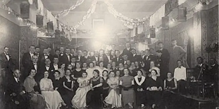 Korce.Pamje_nga_balloja_e_vitit_1938._Pjesemarres_Kryetari_Bashkise,Prefekti.Ne_rradhen_siper_i_treti_majtas_Xhavid_Beli