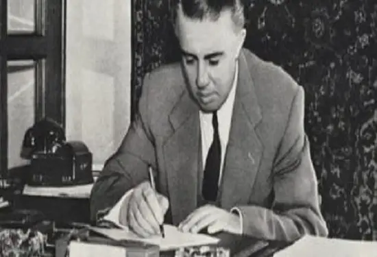 Relacioni për Enverin: “Artist i merituar Besim Zekthi, tha se nën ndikimin e Paçramit, drejtori dhe Zhani Ciko, kanë lejuar numra çoroditës, veshje ekstravagante, kërcime…”. Raporti sekret për Operan e Baletin