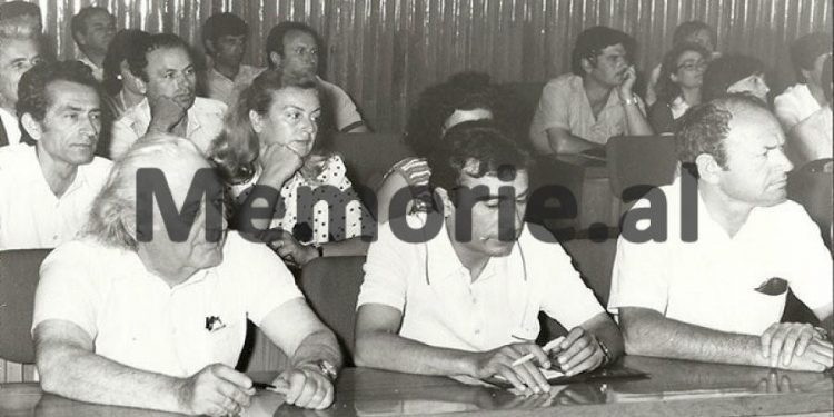 Letra për Kadri Hazbiun: “I dashur shoku ministër, shkrimtarit Teodor Laço i vijnë dollarë nga babai në SHBA-ve që ka…”/ Zbulohet relacioni denoncuese i vitit ’74, për shkrimtarët e njohur, që alarmoi Sigurimin e Shtetit