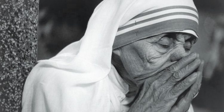 Fjala e Nënë Terezës: “Me këtë çmim që kam marrë për paqen, do të përpiqem të bëj një shtëpi për shumë njerëz, sepse dashuria fillon…”/ Ceremonia e dhënies së Çmimit ‘Nobel’ për Paqen, 10 dhjetor 1979