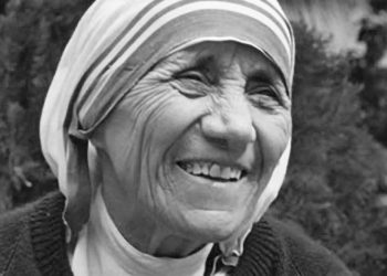 Fjala e Nënë Terezës: “Me këtë çmim që kam marrë për paqen, do të përpiqem të bëj një shtëpi për shumë njerëz, sepse dashuria fillon…”/ Ceremonia e dhënies së Çmimit ‘Nobel’ për Paqen, 10 dhjetor 1979