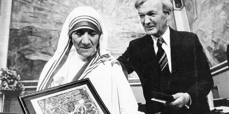 Fjala e Nënë Terezës: “Me këtë çmim që kam marrë për paqen, do të përpiqem të bëj një shtëpi për shumë njerëz, sepse dashuria fillon…”/ Ceremonia e dhënies së Çmimit ‘Nobel’ për Paqen, 10 dhjetor 1979