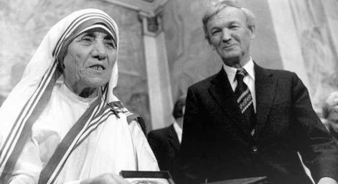 Fjala e Nënë Terezës: “Me këtë çmim që kam marrë për paqen, do të përpiqem të bëj një shtëpi për shumë njerëz, sepse dashuria fillon…”/ Ceremonia e dhënies së Çmimit ‘Nobel’ për Paqen, 10 dhjetor 1979