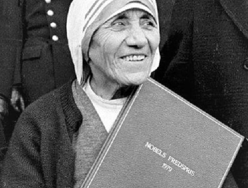 Fjala e Nënë Terezës: “Me këtë çmim që kam marrë për paqen, do të përpiqem të bëj një shtëpi për shumë njerëz, sepse dashuria fillon…”/ Ceremonia e dhënies së Çmimit ‘Nobel’ për Paqen, 10 dhjetor 1979