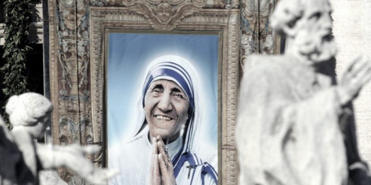 Fjala e Nënë Terezës: “Me këtë çmim që kam marrë për paqen, do të përpiqem të bëj një shtëpi për shumë njerëz, sepse dashuria fillon…”/ Ceremonia e dhënies së Çmimit ‘Nobel’ për Paqen, 10 dhjetor 1979