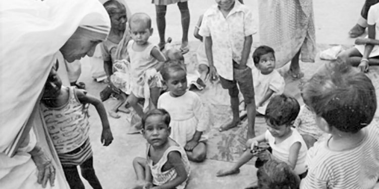 Fjala e Nënë Terezës: “Me këtë çmim që kam marrë për paqen, do të përpiqem të bëj një shtëpi për shumë njerëz, sepse dashuria fillon…”/ Ceremonia e dhënies së Çmimit ‘Nobel’ për Paqen, 10 dhjetor 1979