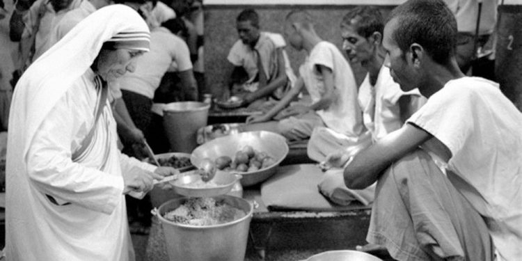 Fjala e Nënë Terezës: “Me këtë çmim që kam marrë për paqen, do të përpiqem të bëj një shtëpi për shumë njerëz, sepse dashuria fillon…”/ Ceremonia e dhënies së Çmimit ‘Nobel’ për Paqen, 10 dhjetor 1979