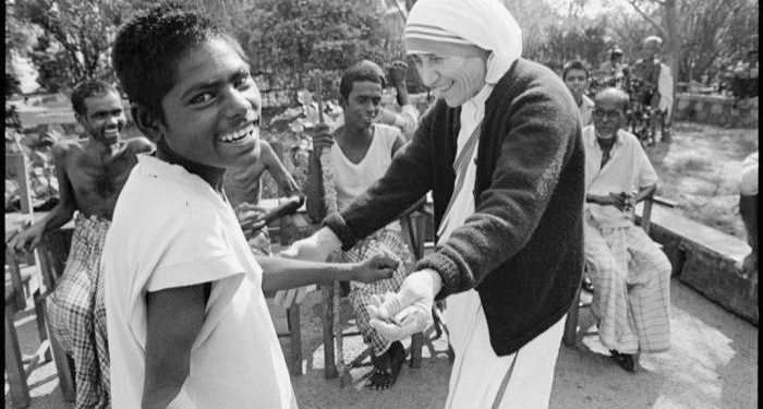 Fjala e Nënë Terezës: “Me këtë çmim që kam marrë për paqen, do të përpiqem të bëj një shtëpi për shumë njerëz, sepse dashuria fillon…”/ Ceremonia e dhënies së Çmimit ‘Nobel’ për Paqen, 10 dhjetor 1979