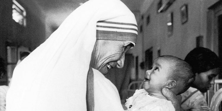 Fjala e Nënë Terezës: “Me këtë çmim që kam marrë për paqen, do të përpiqem të bëj një shtëpi për shumë njerëz, sepse dashuria fillon…”/ Ceremonia e dhënies së Çmimit ‘Nobel’ për Paqen, 10 dhjetor 1979