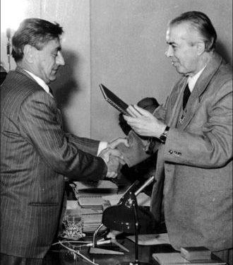 Letra për Kadri Hazbiun: “I dashur shoku ministër, shkrimtarit Teodor Laço i vijnë dollarë nga babai në SHBA-ve që ka…”/ Zbulohet relacioni denoncuese i vitit ’74, për shkrimtarët e njohur, që alarmoi Sigurimin e Shtetit