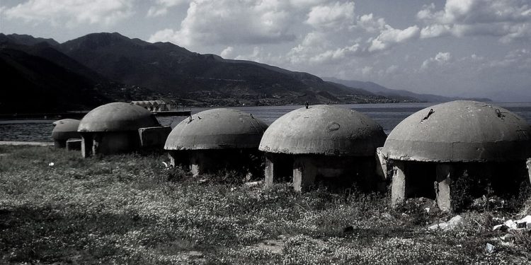 Letra për Komitetin Qendror: “Kemi dënuar me 6 vjet burg, anëtarin e Partisë, Zenel Buçpapaj, se s’pranoi të bënte qitje mbi tabelën me kokën e Titos…” Relacioni i sekretarit të parë të Tropojës, në ’77-ën