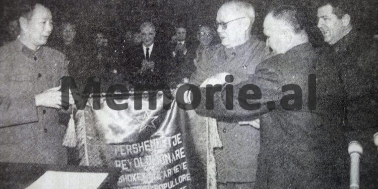“Qetësia në kufijtë tanë tokësorë është relative, prandaj ne kemi nevojë për armë këmbësorie, tanke dhe…”/ Takimi i Beqir Ballukut me homologun kinez në ’72-in, në Pekin