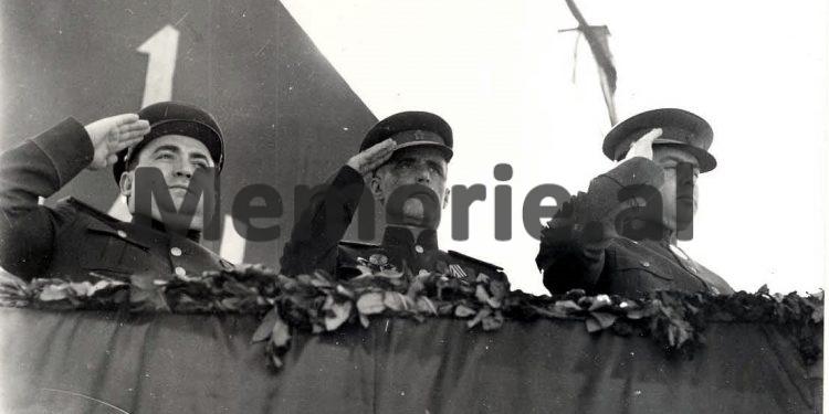 “Para pushkatimit, shkuam e gjithë familja në burg dhe kur po ndaheshim, ai na tha…”/ I biri i Koci Xoxes, tregon historinë e panjohur të babait dhe raportet me Enverin