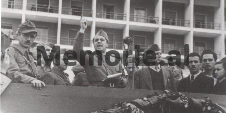 “Para pushkatimit, shkuam e gjithë familja në burg dhe kur po ndaheshim, ai na tha…”/ I biri i Koci Xoxes, tregon historinë e panjohur të babait dhe raportet me Enverin