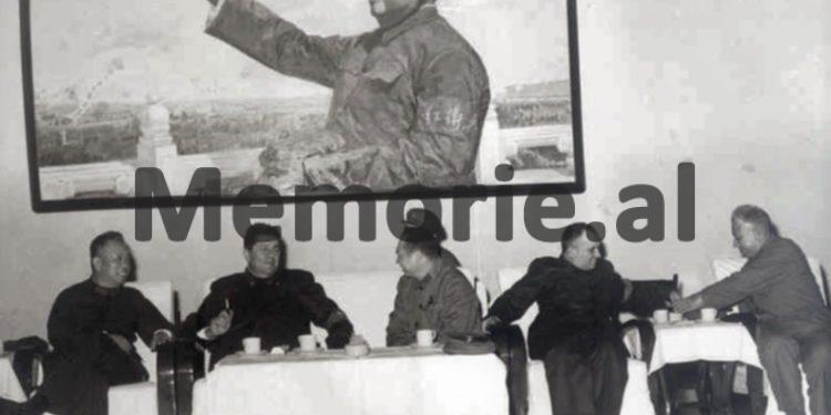 “Qetësia në kufijtë tanë tokësorë është relative, prandaj ne kemi nevojë për armë këmbësorie, tanke dhe…”/ Takimi i Beqir Ballukut me homologun kinez në ’72-in, në Pekin