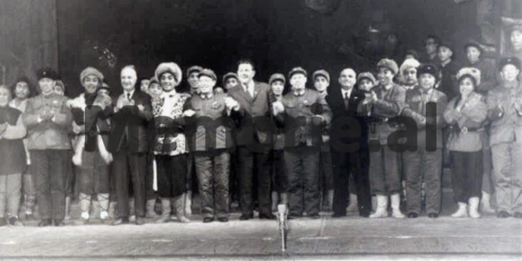 “Qetësia në kufijtë tanë tokësorë është relative, prandaj ne kemi nevojë për armë këmbësorie, tanke dhe…”/ Takimi i Beqir Ballukut me homologun kinez në ’72-in, në Pekin