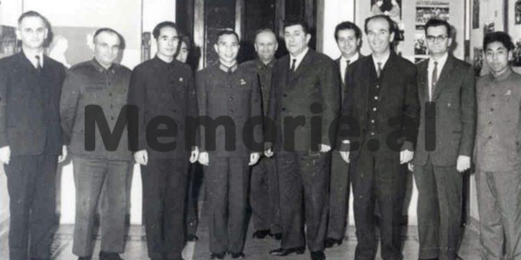 “Qetësia në kufijtë tanë tokësorë është relative, prandaj ne kemi nevojë për armë këmbësorie, tanke dhe…”/ Takimi i Beqir Ballukut me homologun kinez në ’72-in, në Pekin