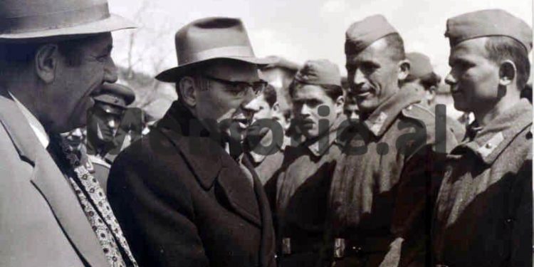 “Komploti i Lin Biaos na krijoi shumë vështirësi, por ai dështoi sapo filloi, si ai i Liri Belishovës…”/ Fjala e Çu En Lait me Beqir Ballukun, Pekin 1972