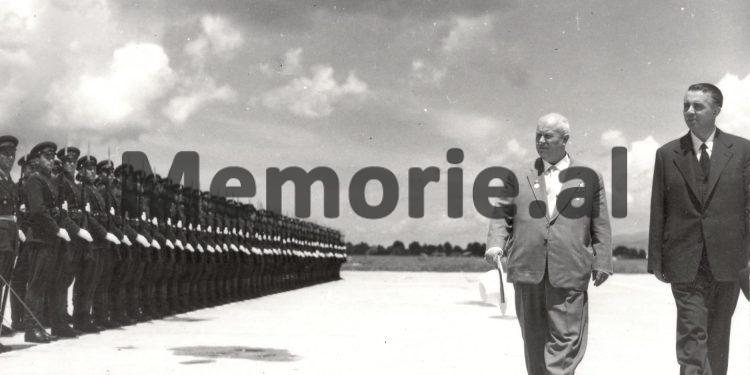 Dëshmia e familjarëve: “Kur Enveri i shkoi në shtëpi për vdekjen e të vëllait që e helmoi Sigurimi, Panajoti i tha…”/ Historia e panjohur që nxiti arratisjen e ministrit pa portofol në ’57-ën!