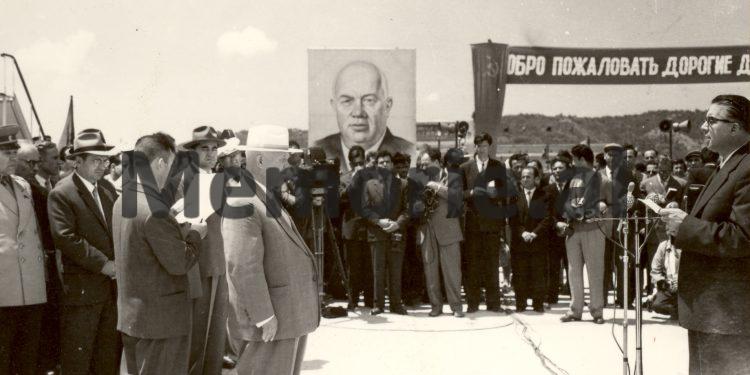 Dëshmia e familjarëve: “Kur Enveri i shkoi në shtëpi për vdekjen e të vëllait që e helmoi Sigurimi, Panajoti i tha…”/ Historia e panjohur që nxiti arratisjen e ministrit pa portofol në ’57-ën!