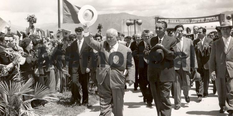 Dëshmia e familjarëve: “Kur Enveri i shkoi në shtëpi për vdekjen e të vëllait që e helmoi Sigurimi, Panajoti i tha…”/ Historia e panjohur që nxiti arratisjen e ministrit pa portofol në ’57-ën!