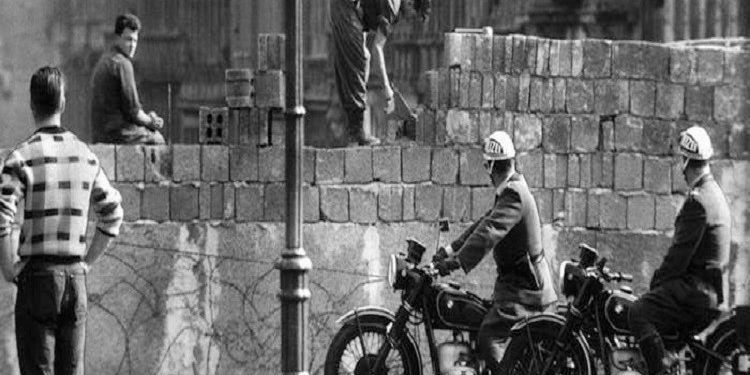 “Kur rrëzohej ‘Muri i Berlinit’, apo siç u quajt ndryshe ‘Muri i turpit’, i cili për 28 vite me rradhë ndau berlinezët në dy botë të ndryshme dhe…”/ Artikujt e gazetës ‘TIME’