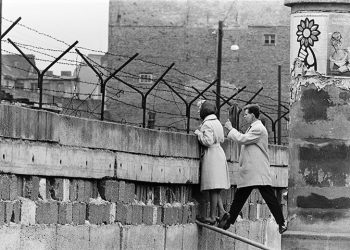 “Kur rrëzohej ‘Muri i Berlinit’, apo siç u quajt ndryshe ‘Muri i turpit’, i cili për 28 vite me rradhë ndau berlinezët në dy botë të ndryshme dhe…”/ Artikujt e gazetës ‘TIME’