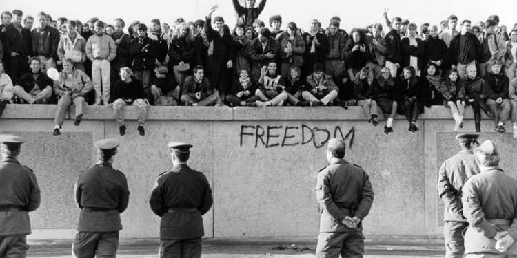 “Kur rrëzohej ‘Muri i Berlinit’, apo siç u quajt ndryshe ‘Muri i turpit’, i cili për 28 vite me rradhë ndau berlinezët në dy botë të ndryshme dhe…”/ Artikujt e gazetës ‘TIME’