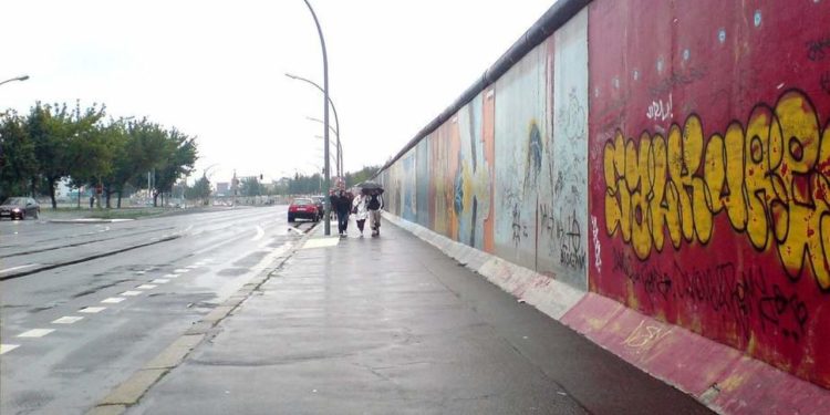“Kur rrëzohej ‘Muri i Berlinit’, apo siç u quajt ndryshe ‘Muri i turpit’, i cili për 28 vite me rradhë ndau berlinezët në dy botë të ndryshme dhe…”/ Artikujt e gazetës ‘TIME’