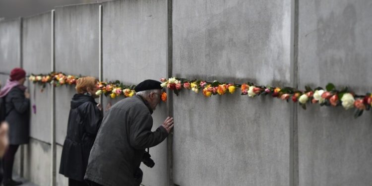 “Kur rrëzohej ‘Muri i Berlinit’, apo siç u quajt ndryshe ‘Muri i turpit’, i cili për 28 vite me rradhë ndau berlinezët në dy botë të ndryshme dhe…”/ Artikujt e gazetës ‘TIME’