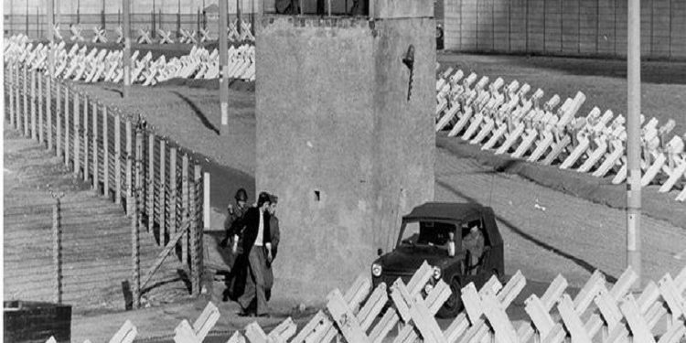 “Kur rrëzohej ‘Muri i Berlinit’, apo siç u quajt ndryshe ‘Muri i turpit’, i cili për 28 vite me rradhë ndau berlinezët në dy botë të ndryshme dhe…”/ Artikujt e gazetës ‘TIME’