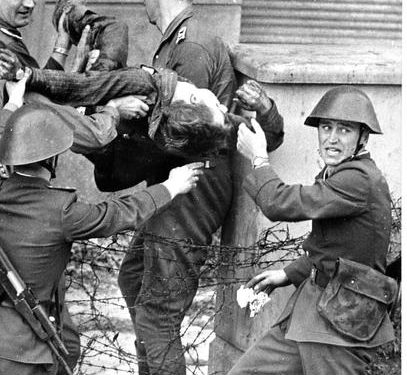 “Kur rrëzohej ‘Muri i Berlinit’, apo siç u quajt ndryshe ‘Muri i turpit’, i cili për 28 vite me rradhë ndau berlinezët në dy botë të ndryshme dhe…”/ Artikujt e gazetës ‘TIME’