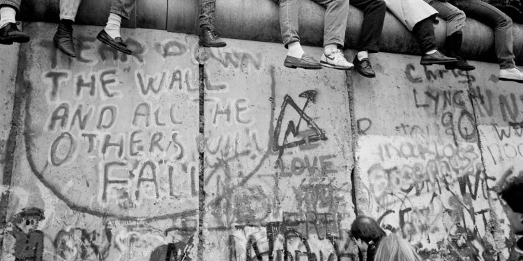 “Kur rrëzohej ‘Muri i Berlinit’, apo siç u quajt ndryshe ‘Muri i turpit’, i cili për 28 vite me rradhë ndau berlinezët në dy botë të ndryshme dhe…”/ Artikujt e gazetës ‘TIME’