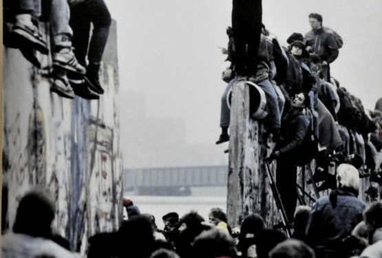 “Kur rrëzohej ‘Muri i Berlinit’, apo siç u quajt ndryshe ‘Muri i turpit’, i cili për 28 vite me rradhë ndau berlinezët në dy botë të ndryshme dhe…”/ Artikujt e gazetës ‘TIME’