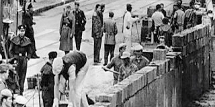 “Kur rrëzohej ‘Muri i Berlinit’, apo siç u quajt ndryshe ‘Muri i turpit’, i cili për 28 vite me rradhë ndau berlinezët në dy botë të ndryshme dhe…”/ Artikujt e gazetës ‘TIME’