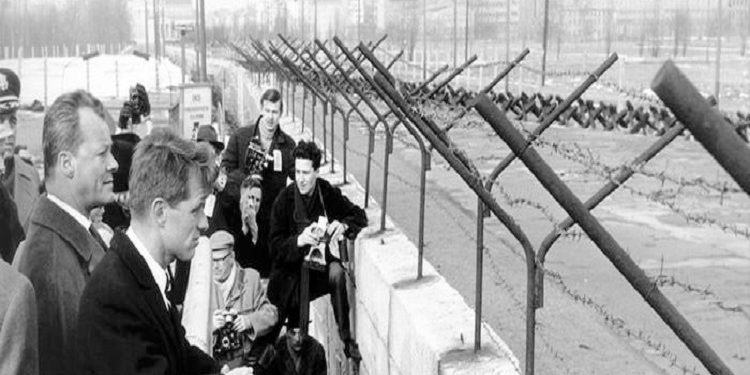 “Kur rrëzohej ‘Muri i Berlinit’, apo siç u quajt ndryshe ‘Muri i turpit’, i cili për 28 vite me rradhë ndau berlinezët në dy botë të ndryshme dhe…”/ Artikujt e gazetës ‘TIME’