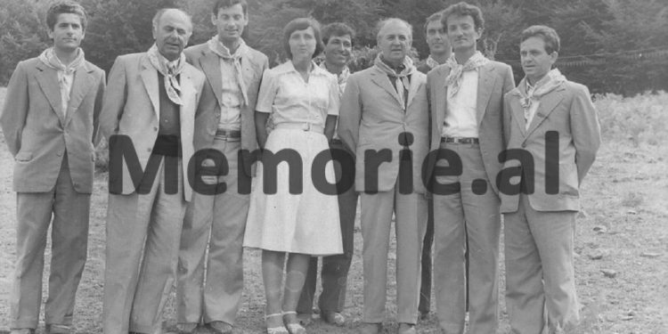 “Arshin Xhezo, kryeredaktori i ‘Zëri i popullit’, kërcënoi me burg piktorin që retushoi foton e Nexhmijes…”/ Kujtimet e panjohura të ish-gazetarit të Radio-Tiranës dhe ‘RD’-së