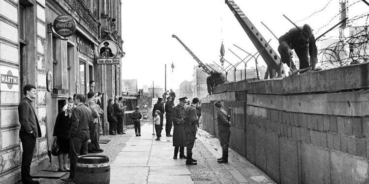 “Kur rrëzohej ‘Muri i Berlinit’, apo siç u quajt ndryshe ‘Muri i turpit’, i cili për 28 vite me rradhë ndau berlinezët në dy botë të ndryshme dhe…”/ Artikujt e gazetës ‘TIME’