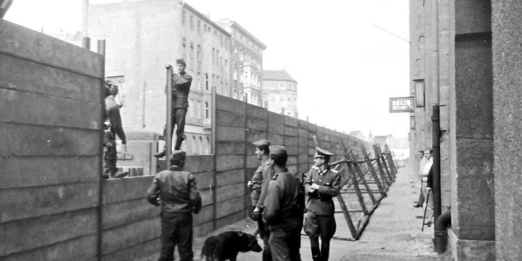“Kur rrëzohej ‘Muri i Berlinit’, apo siç u quajt ndryshe ‘Muri i turpit’, i cili për 28 vite me rradhë ndau berlinezët në dy botë të ndryshme dhe…”/ Artikujt e gazetës ‘TIME’