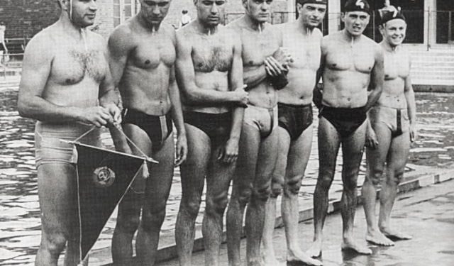 Ngjarjet e revolucionit: “Ervin Zador dhe sportistët hungarezë të përfaqësueses së waterpolit, u ndeshën me sovjetikët në ujin e përgjakur…”! / Artikulli i The Guardian, në tetor ‘56